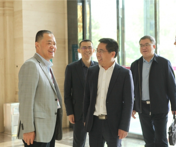 商务部国家茧丝绸协调办公室副司长陈平，，河池市委常委、副市长杜际鹏莅临调研指导